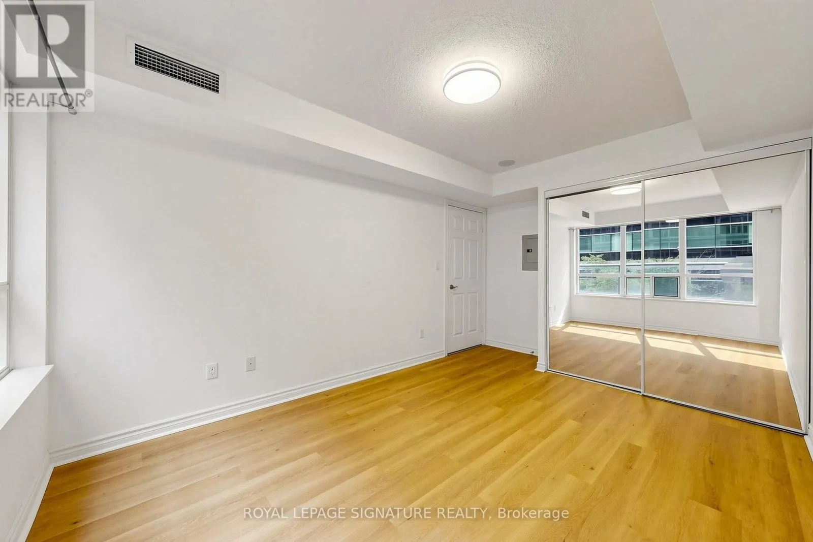 313 - 270 WELLINGTON STREET W