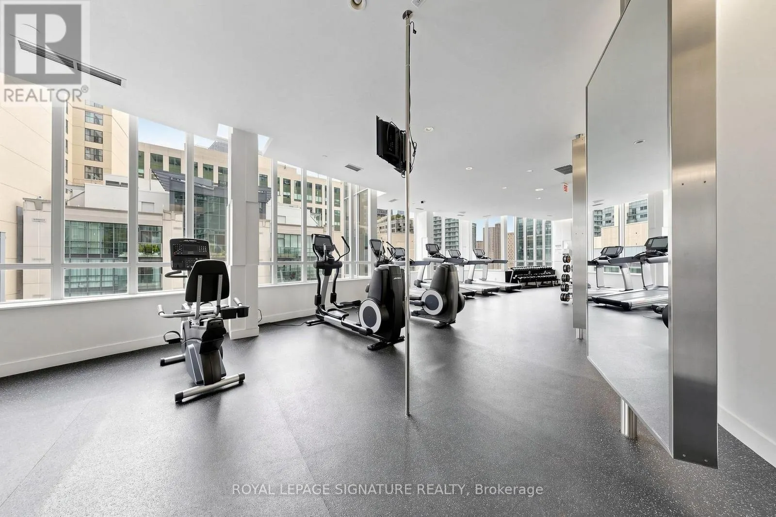 313 - 270 WELLINGTON STREET W