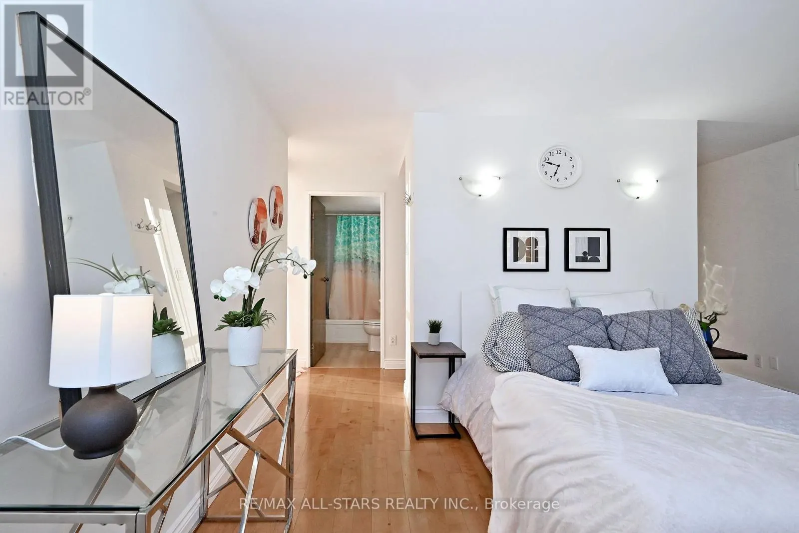 2112 - 15 MAITLAND PLACE