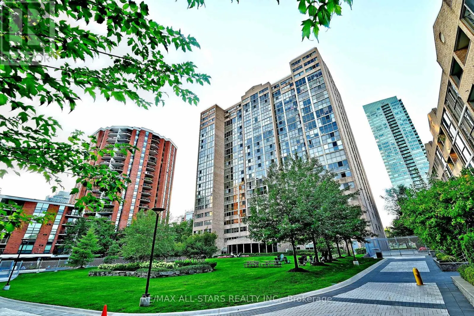 2112 - 15 MAITLAND PLACE