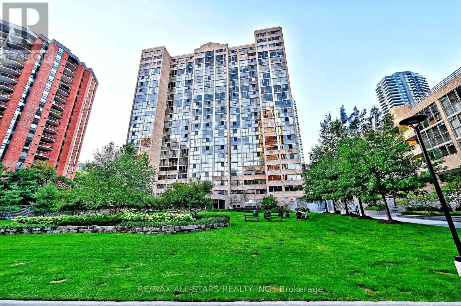 2112 - 15 MAITLAND PLACE