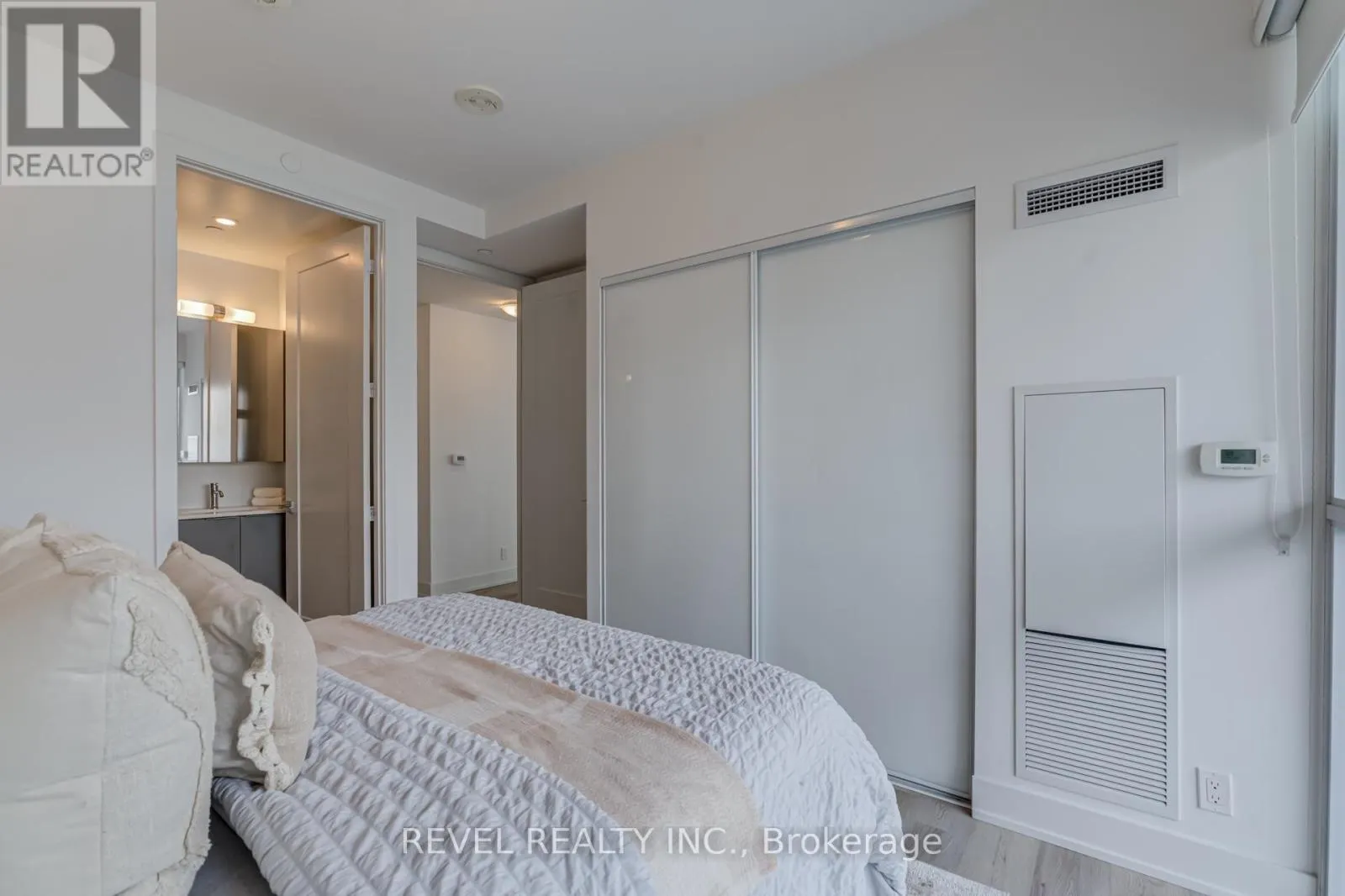 1107 - 11 LILLIAN STREET