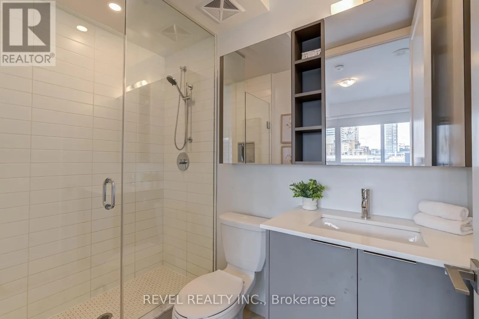 1107 - 11 LILLIAN STREET