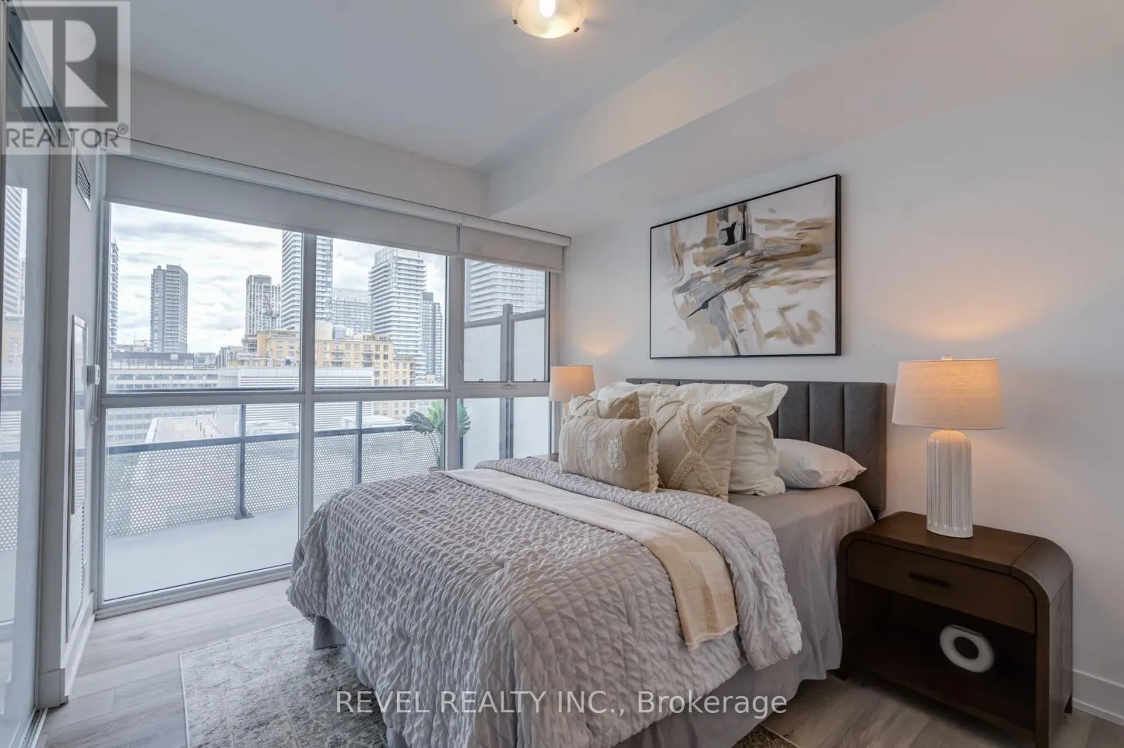 1107 - 11 LILLIAN STREET