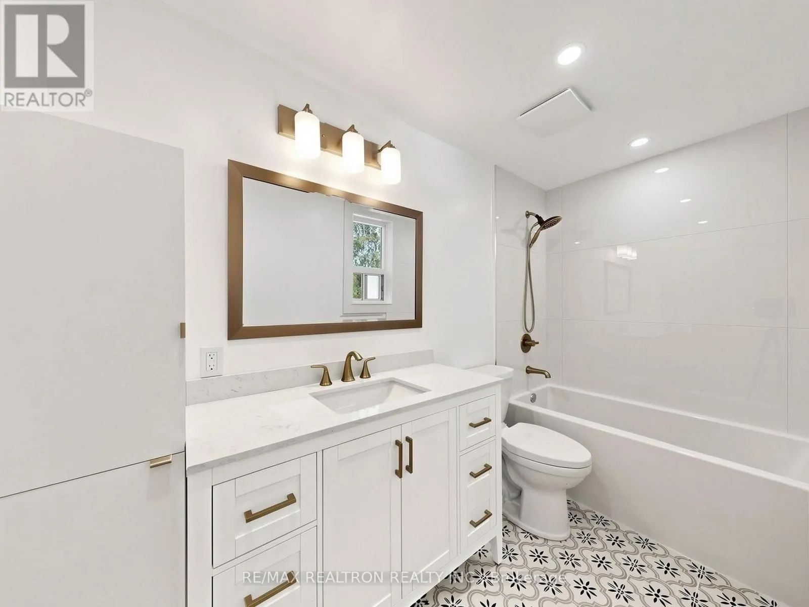 UPPER - 280 GLENFOREST ROAD