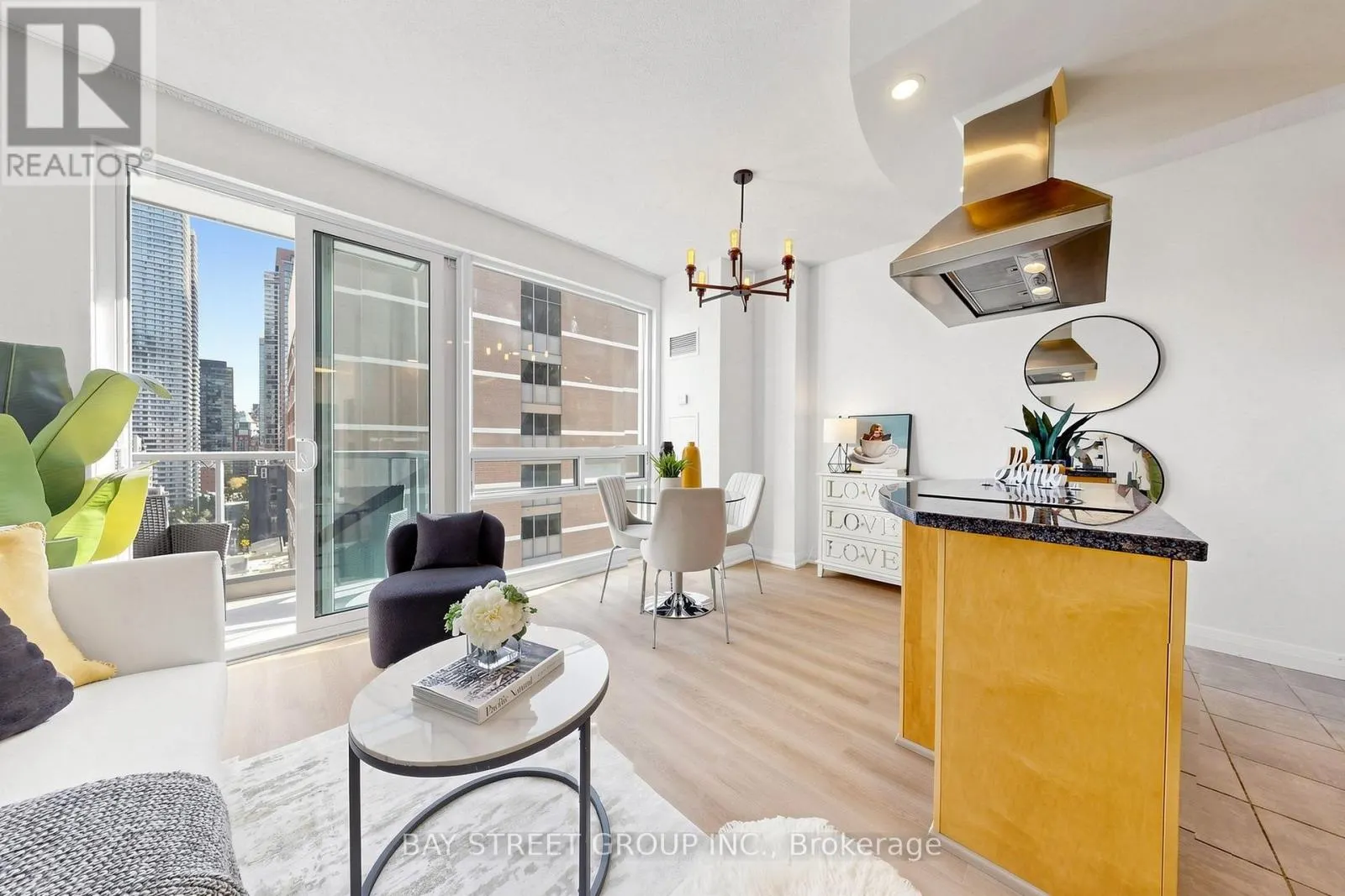 1708 - 1121 BAY STREET
