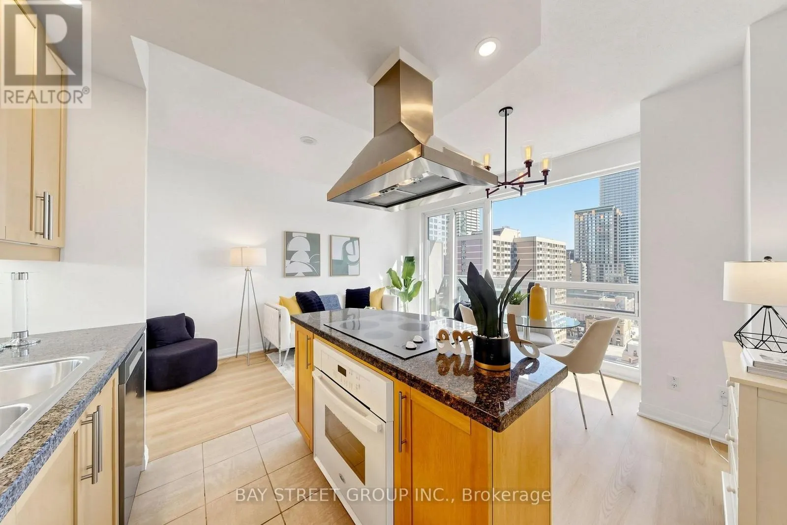1708 - 1121 BAY STREET