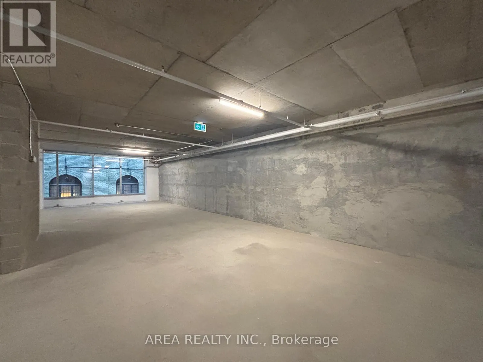 300 - 83 KING ESTATES E