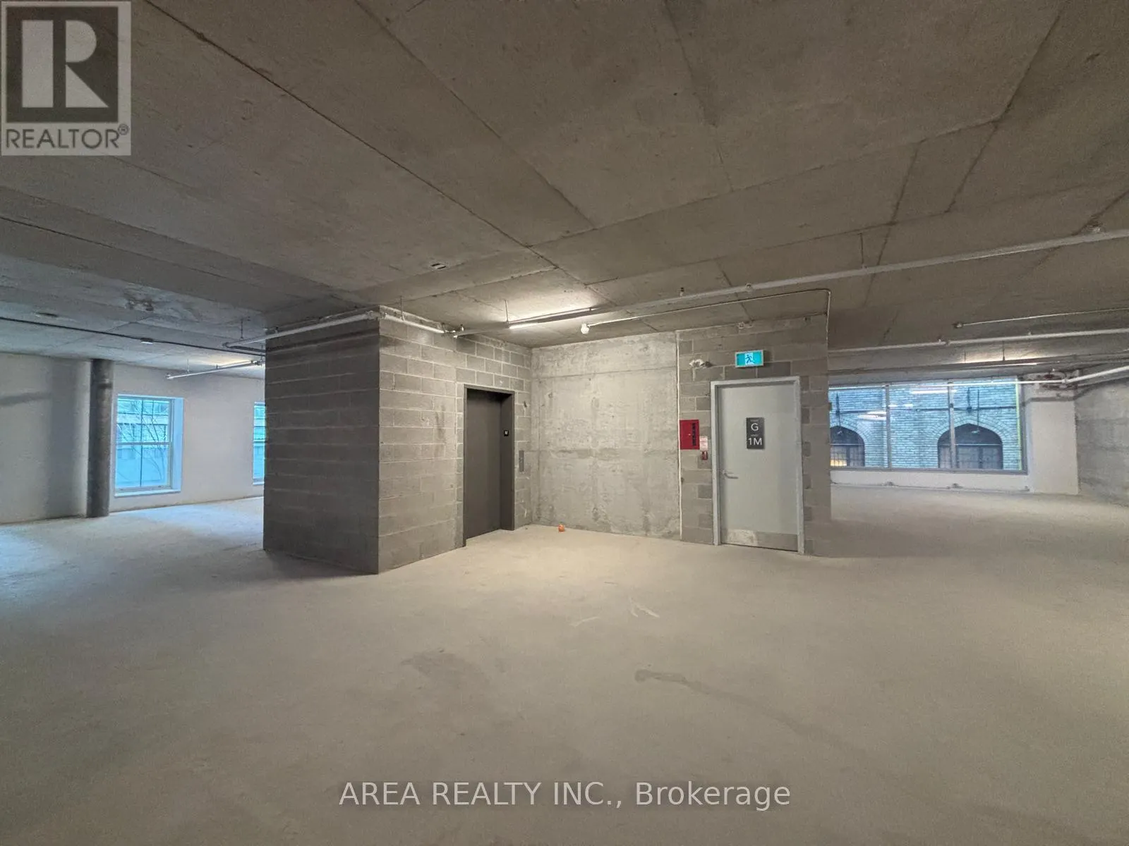 300 - 83 KING ESTATES E