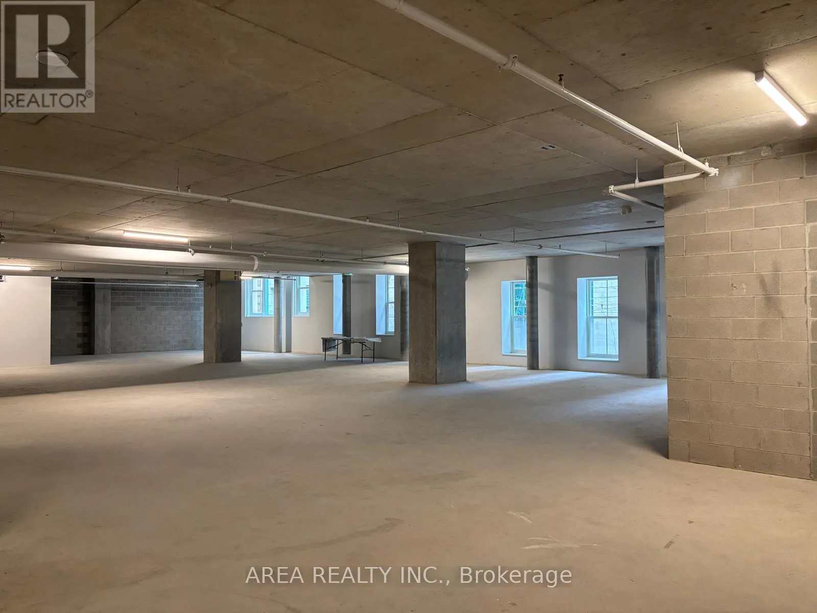 300 - 83 KING ESTATES E