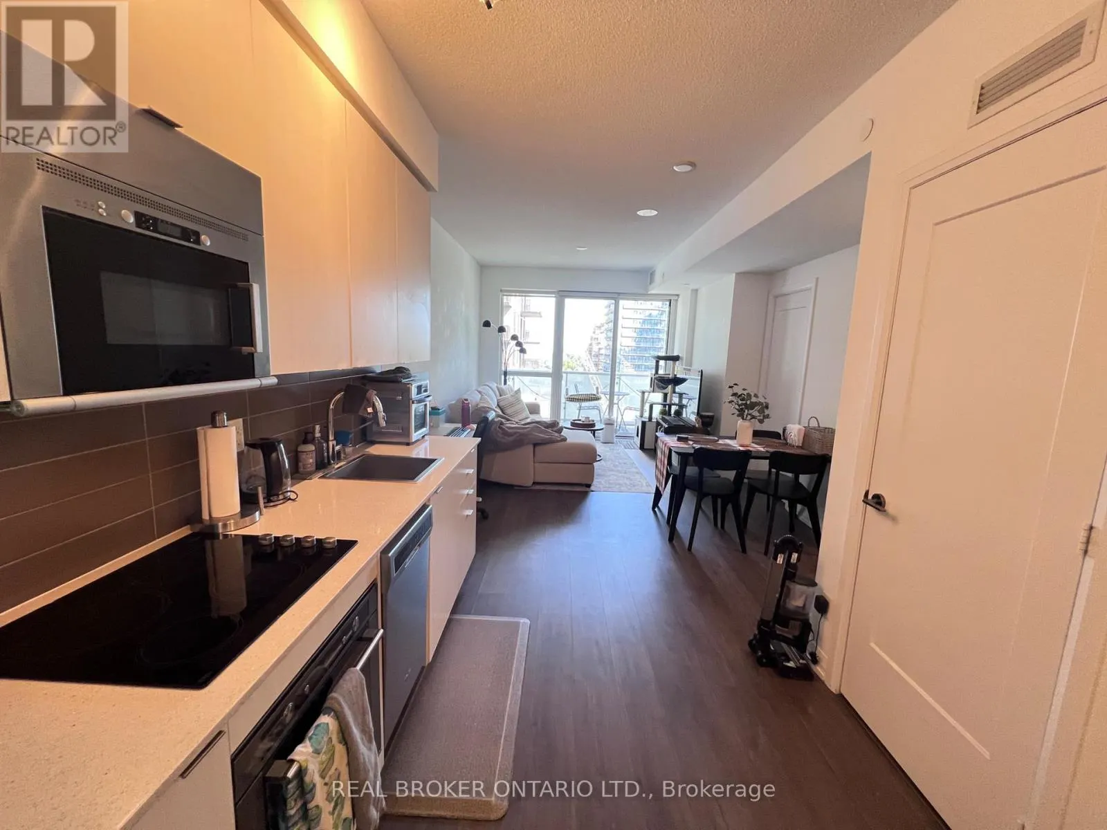 1207 - 101 ERSKINE AVENUE