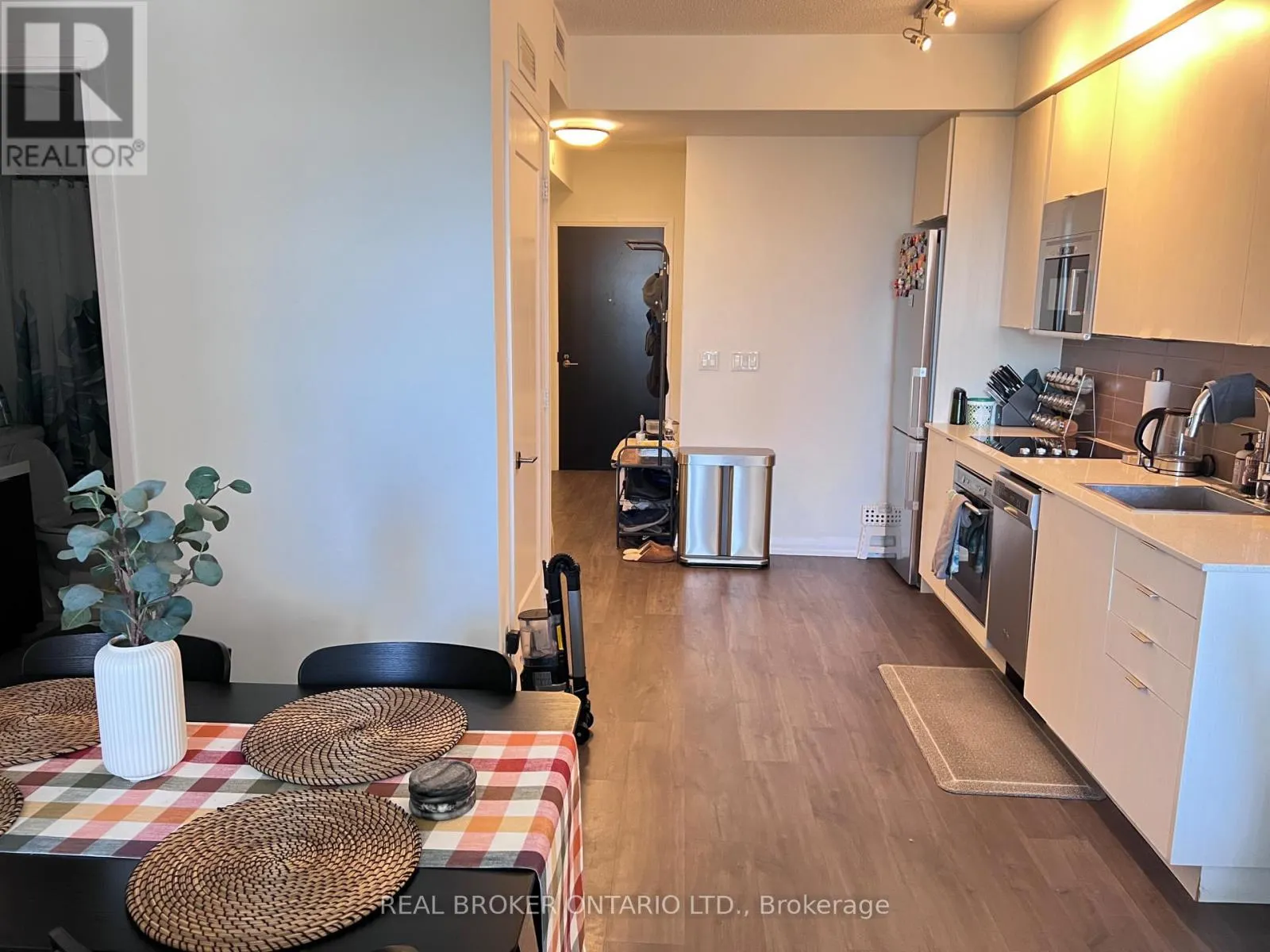 1207 - 101 ERSKINE AVENUE