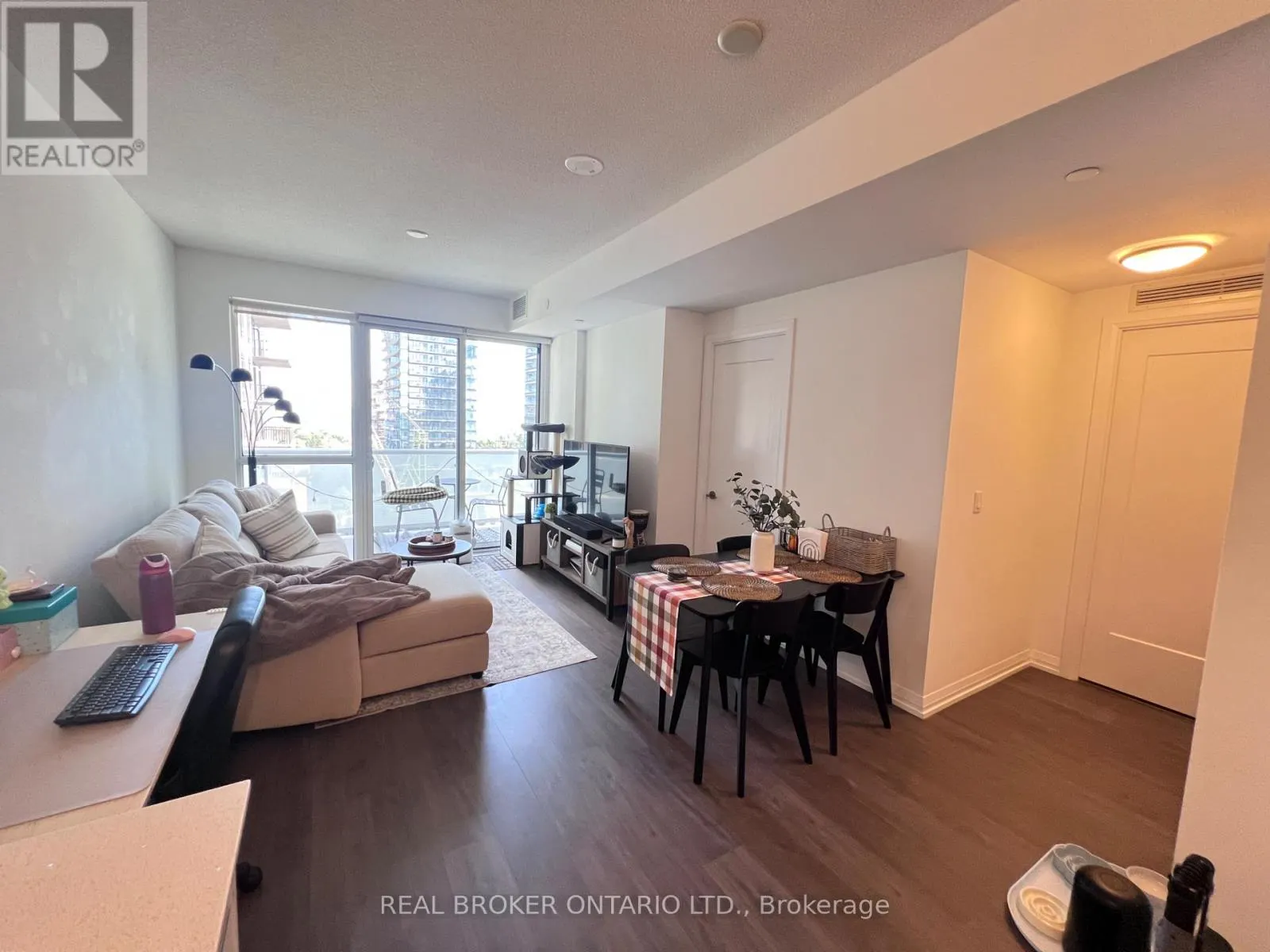 1207 - 101 ERSKINE AVENUE
