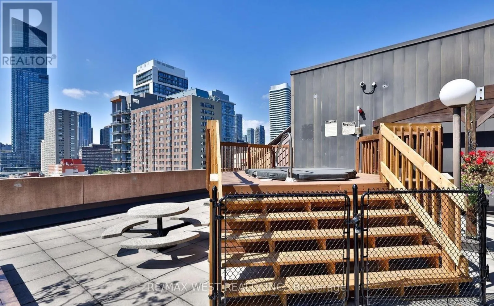 404 - 117 GERRARD STREET E