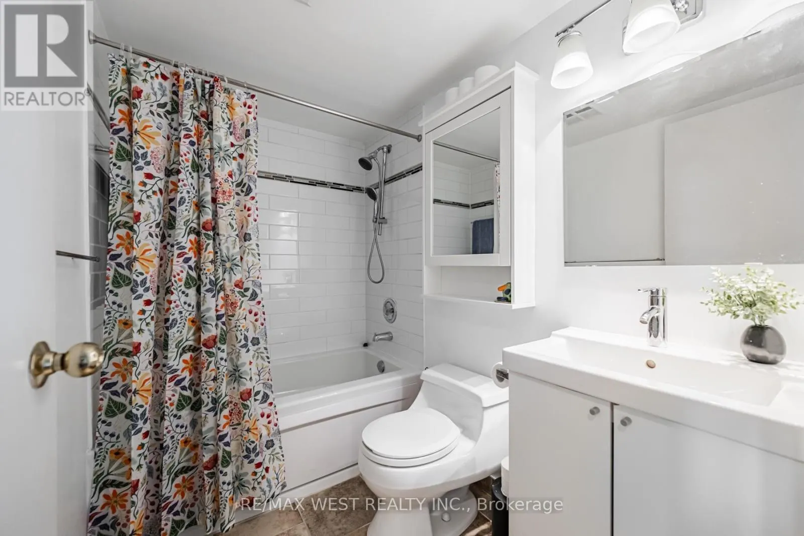 404 - 117 GERRARD STREET E