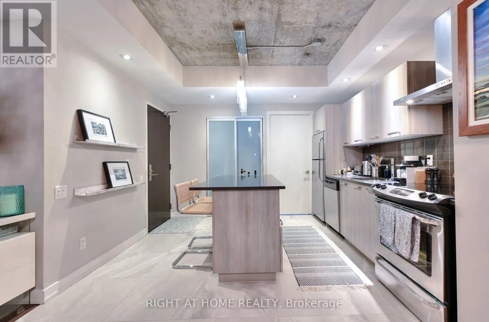 422 - 95 BATHURST STREET