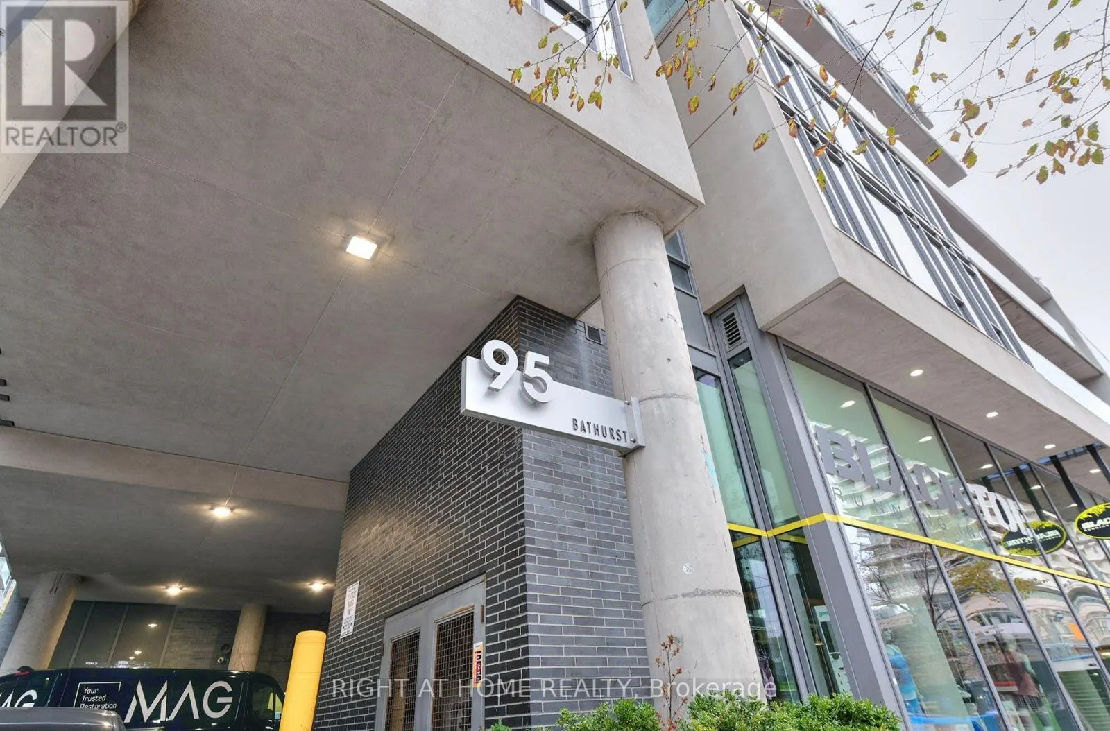 422 - 95 BATHURST STREET