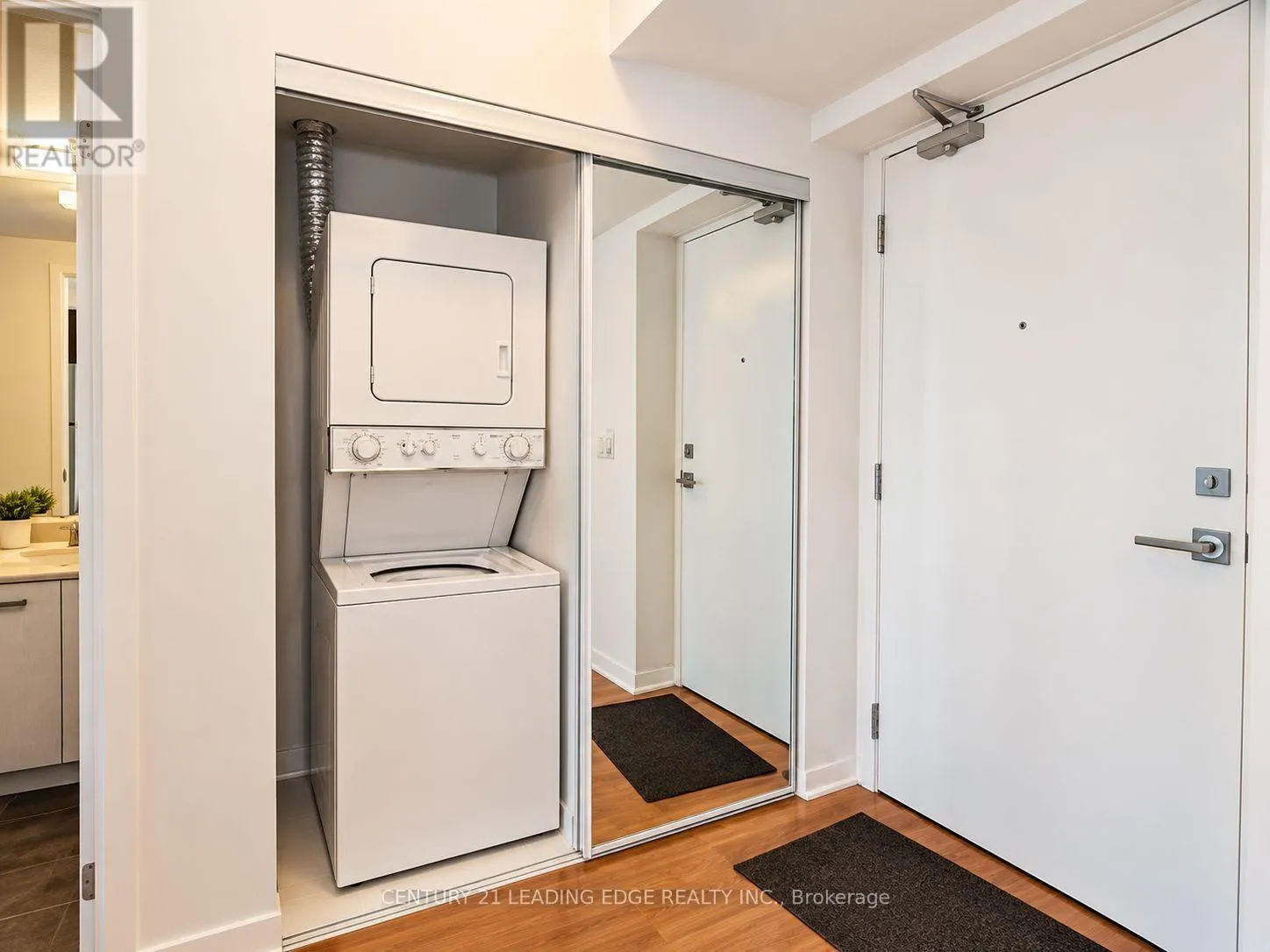 1009 - 832 BAY STREET