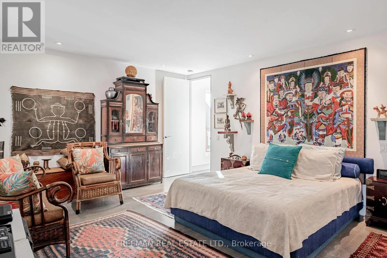 UPPER - 21 HOWLAND AVENUE