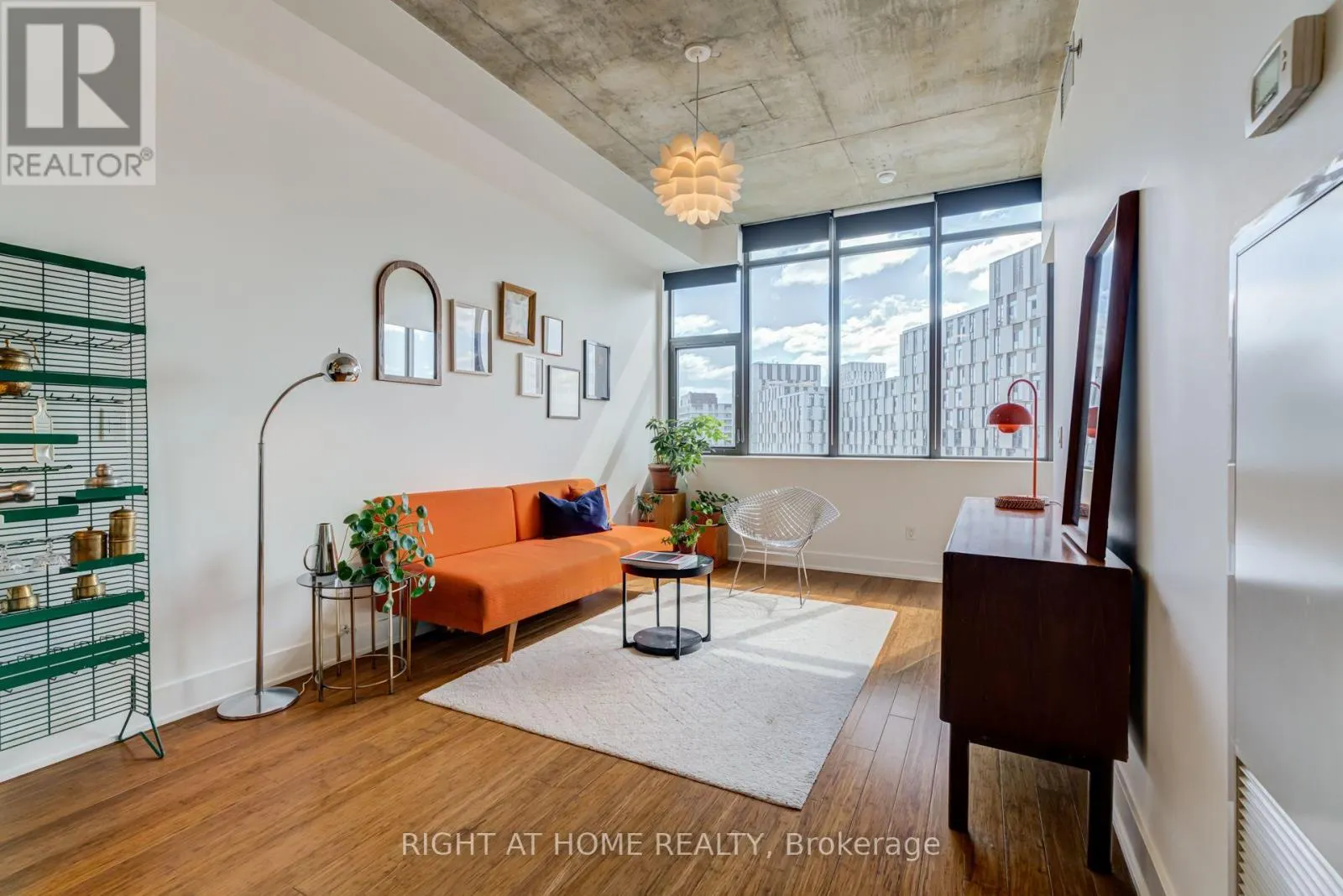 805 - 90 TRINITY STREET