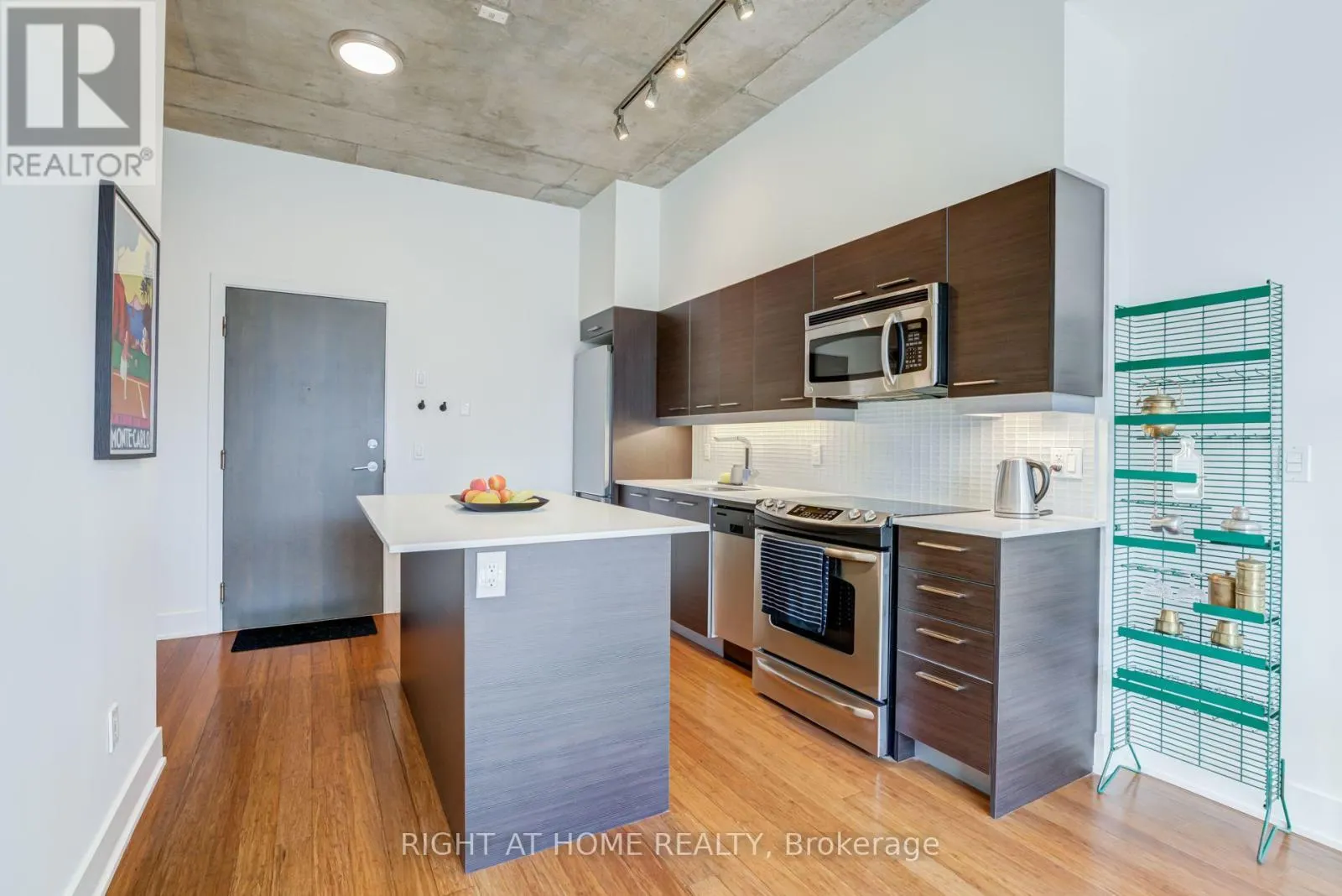 805 - 90 TRINITY STREET