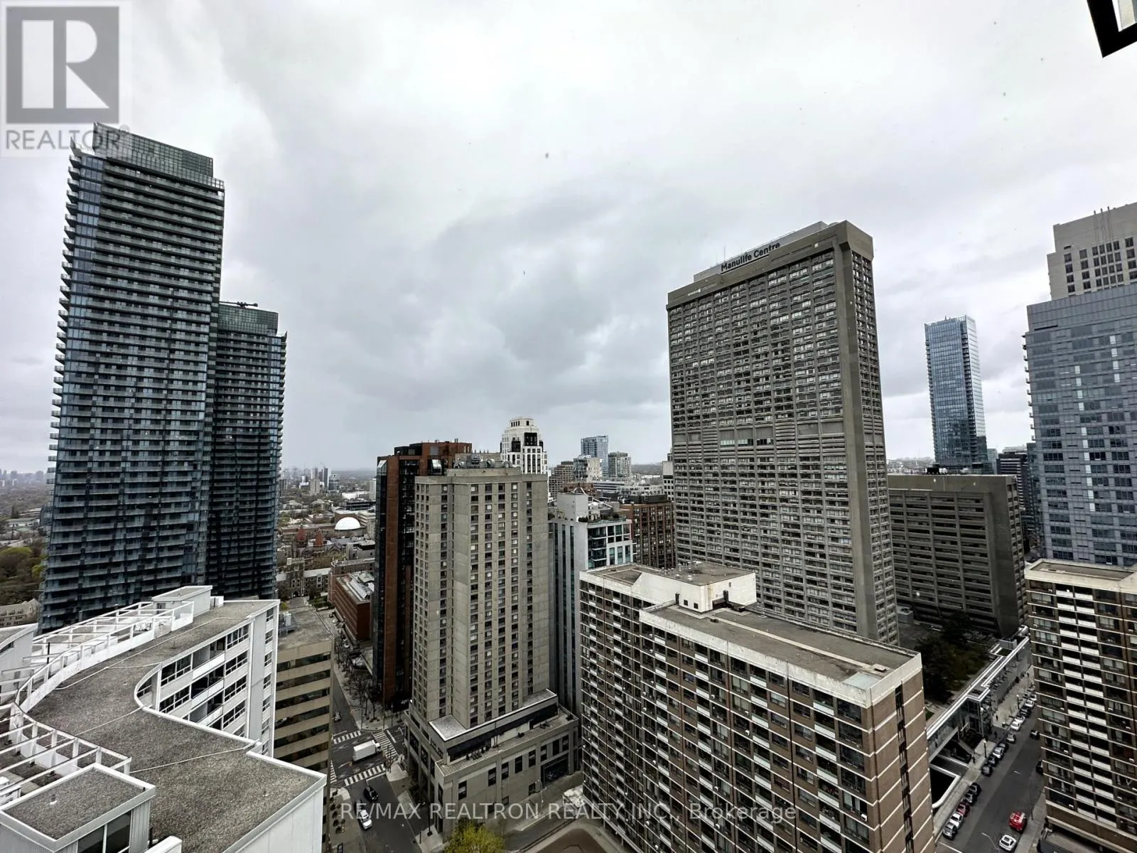 2805 - 75 ST NICHOLAS STREET