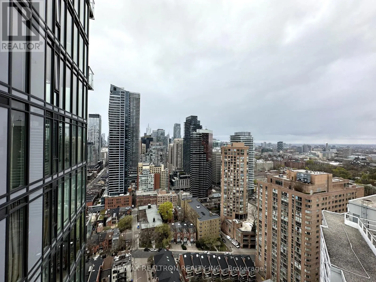 2805 - 75 ST NICHOLAS STREET