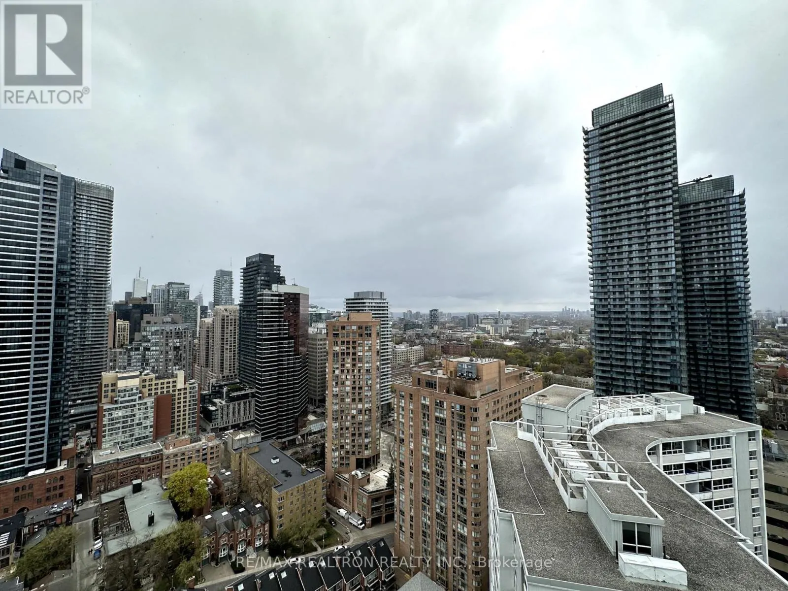 2805 - 75 ST NICHOLAS STREET