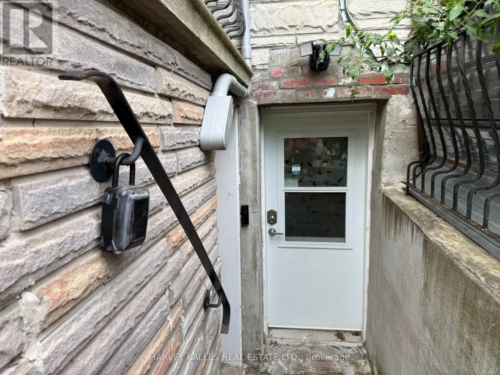 LOWER - 488 LANSDOWNE AVENUE