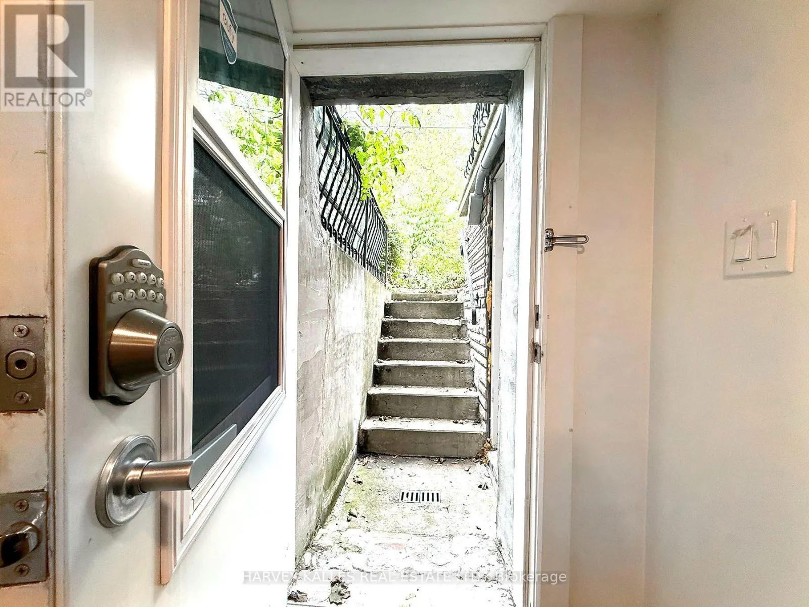 LOWER - 488 LANSDOWNE AVENUE