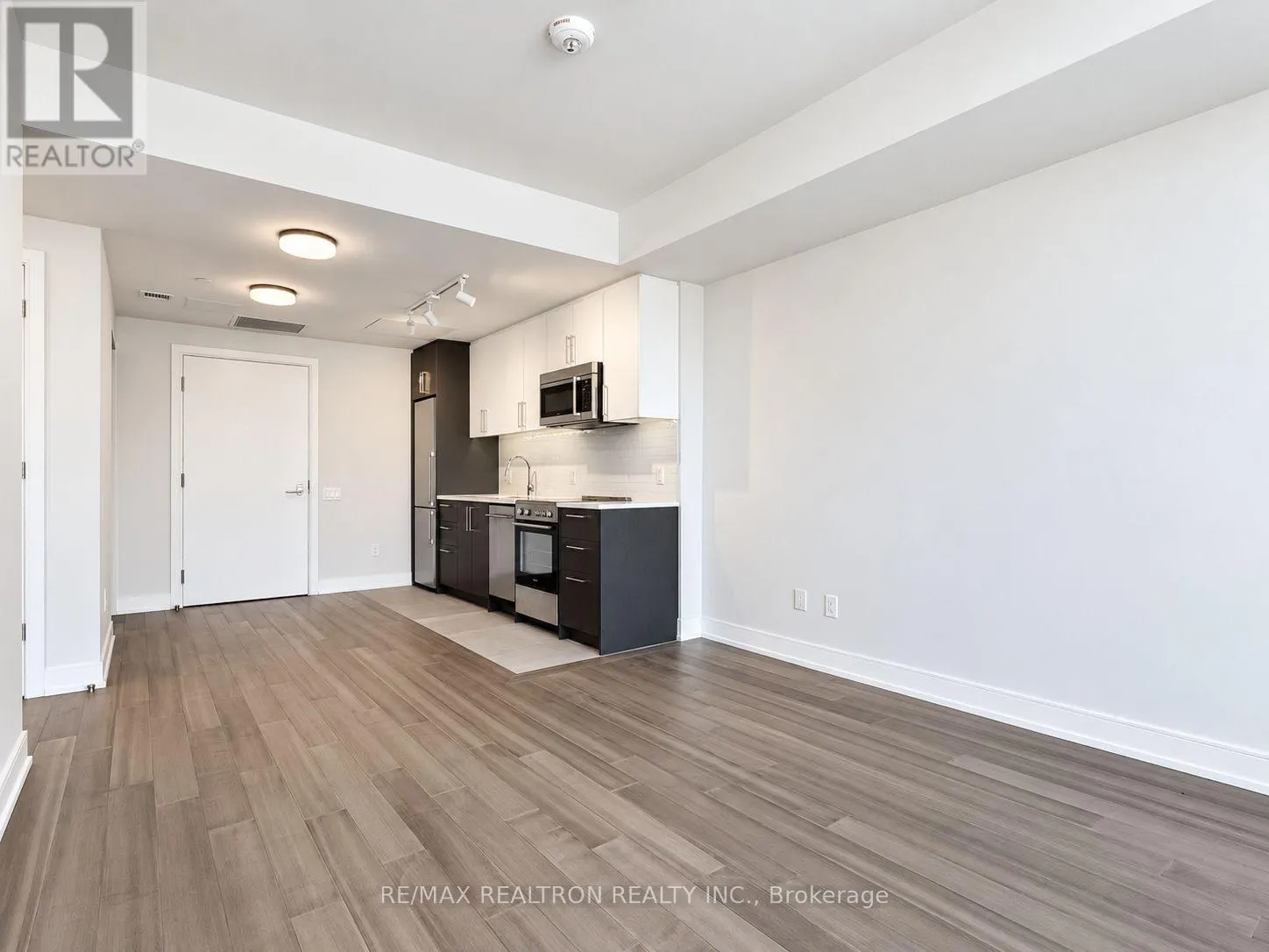 1004 - 664 SPADINA AVENUE