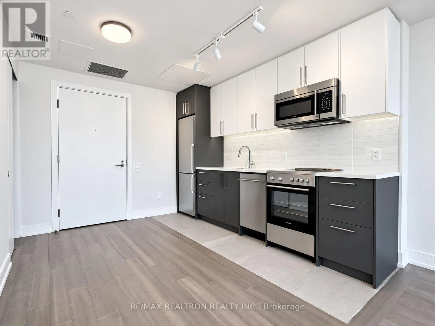 1004 - 664 SPADINA AVENUE