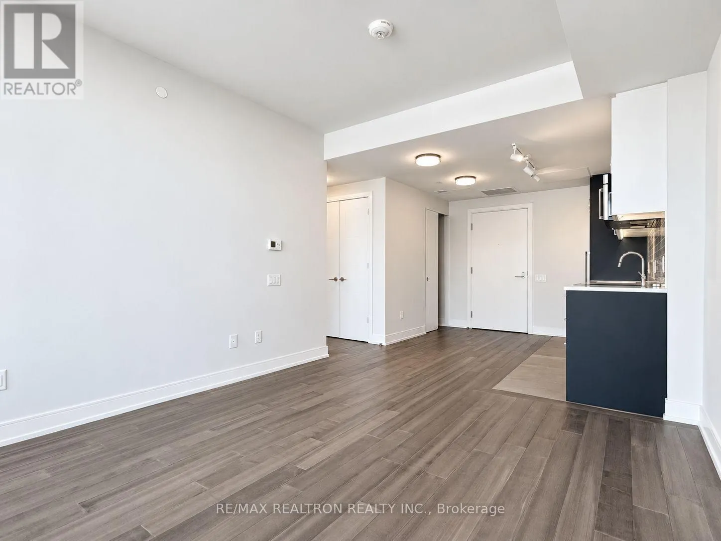 1004 - 664 SPADINA AVENUE