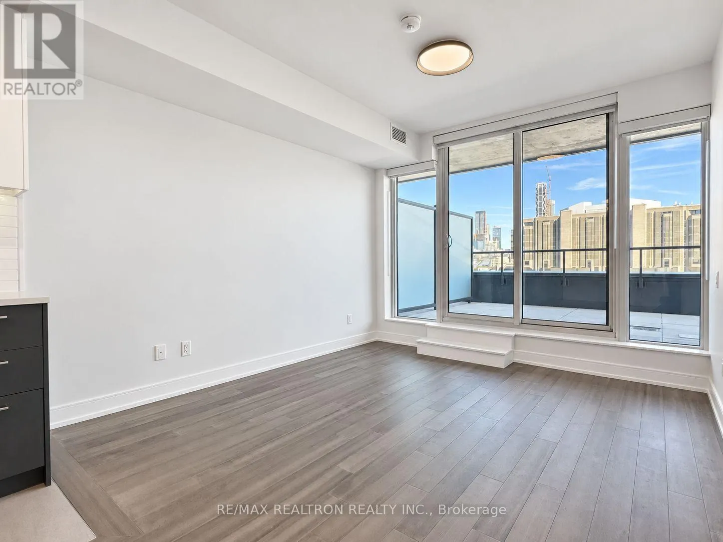 1004 - 664 SPADINA AVENUE