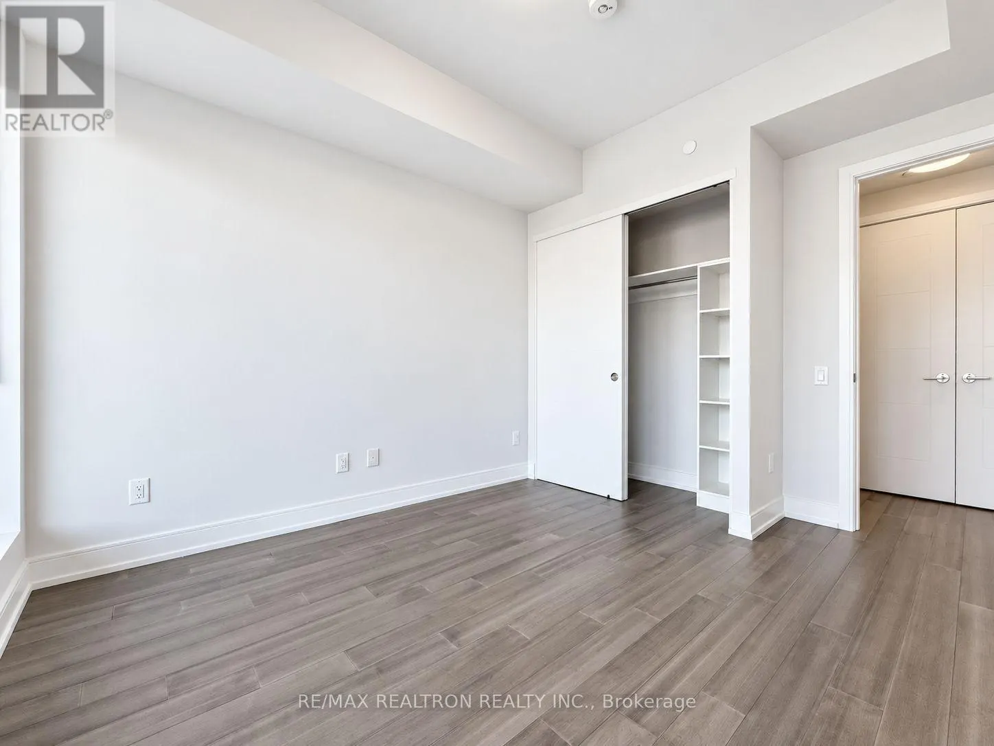 1004 - 664 SPADINA AVENUE