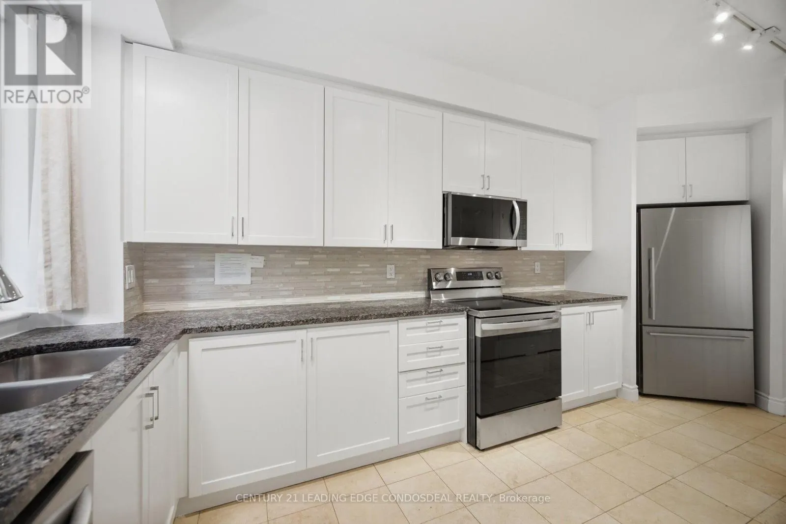 322 - 11 WILLIAM CARSON CRESCENT