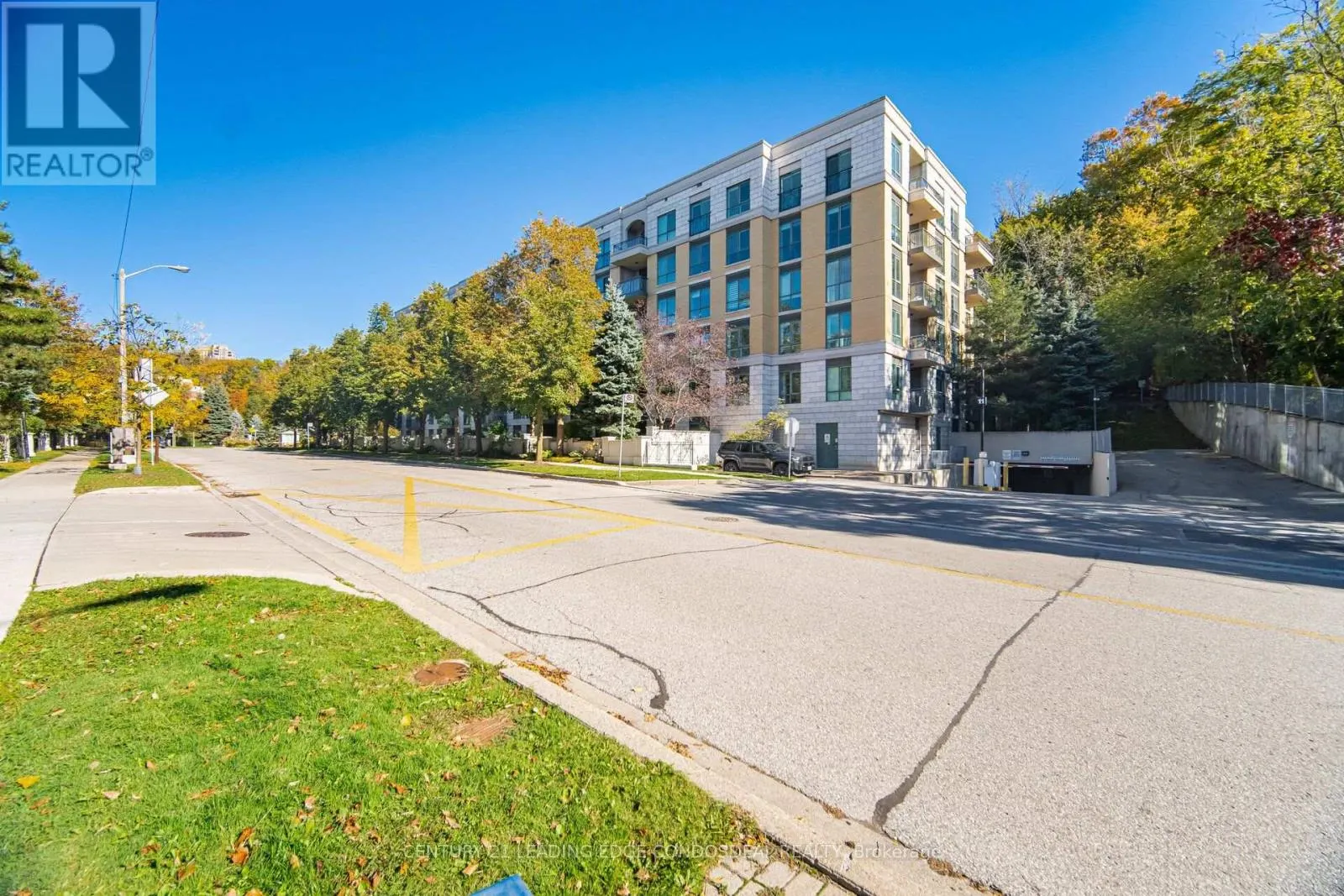 322 - 11 WILLIAM CARSON CRESCENT