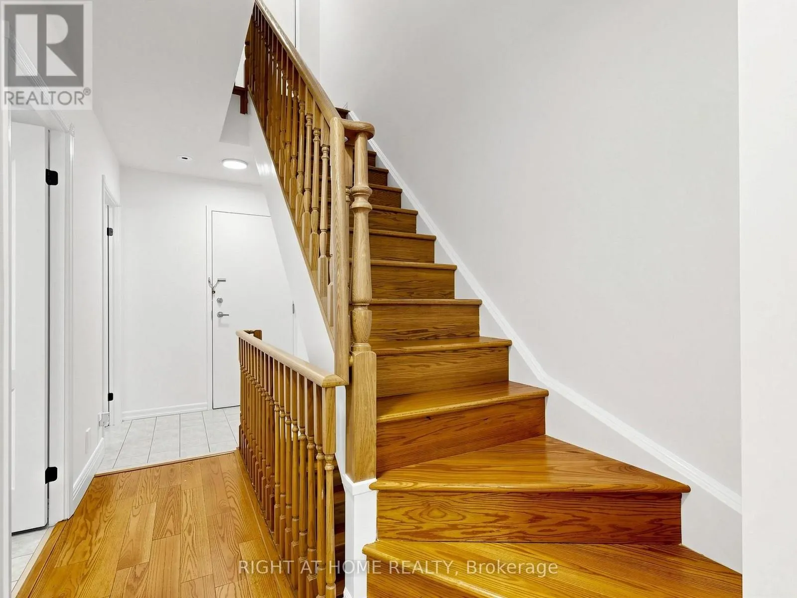 1520 - 28 SOMMERSET WAY