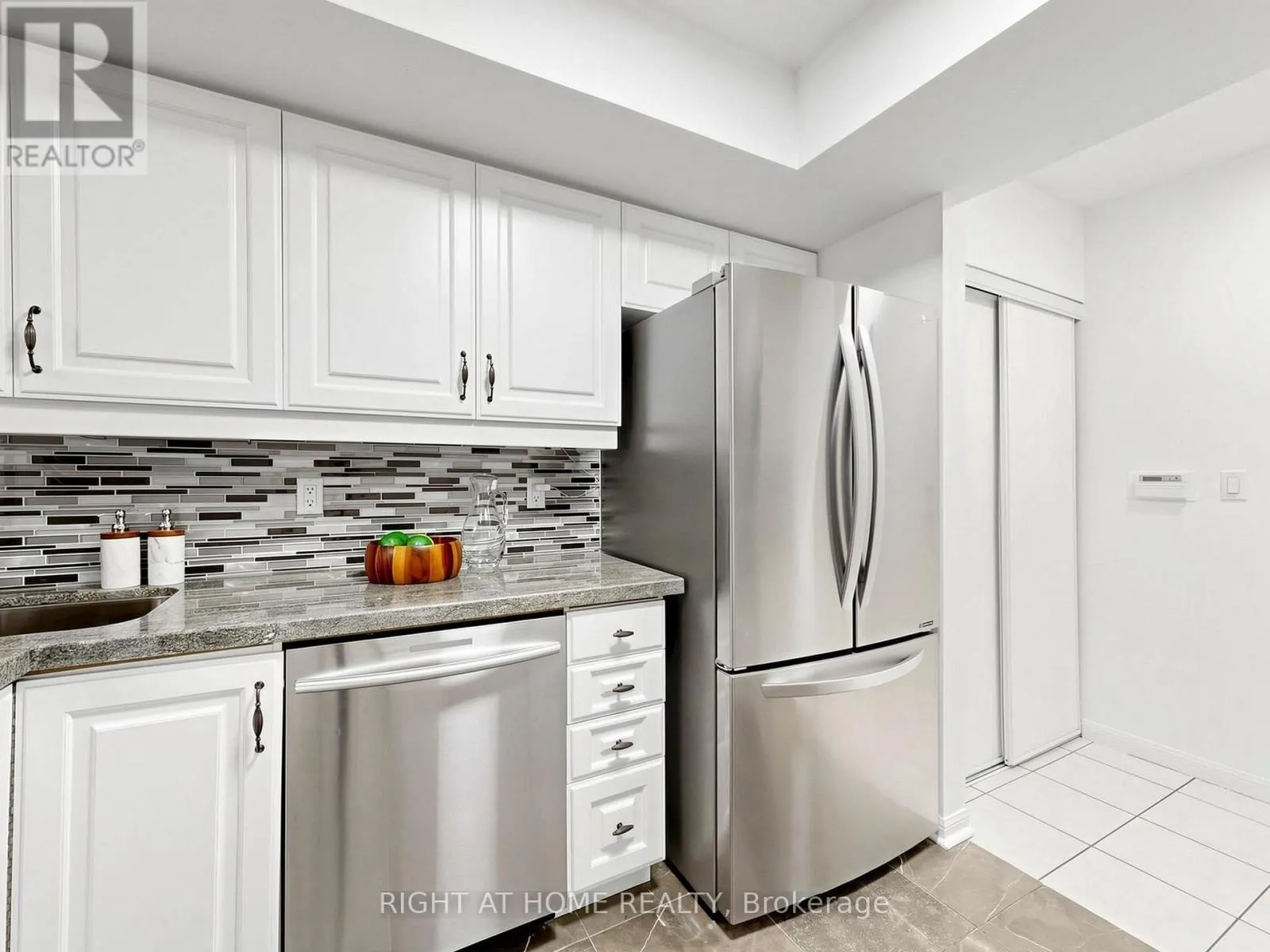1520 - 28 SOMMERSET WAY