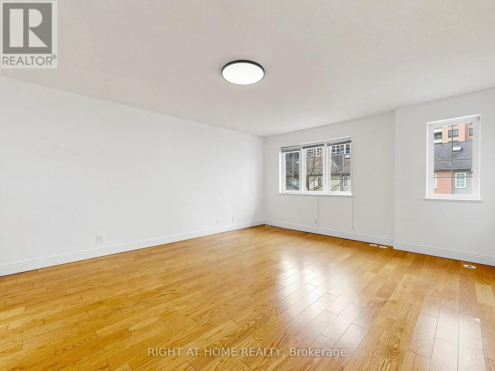 1520 - 28 SOMMERSET WAY