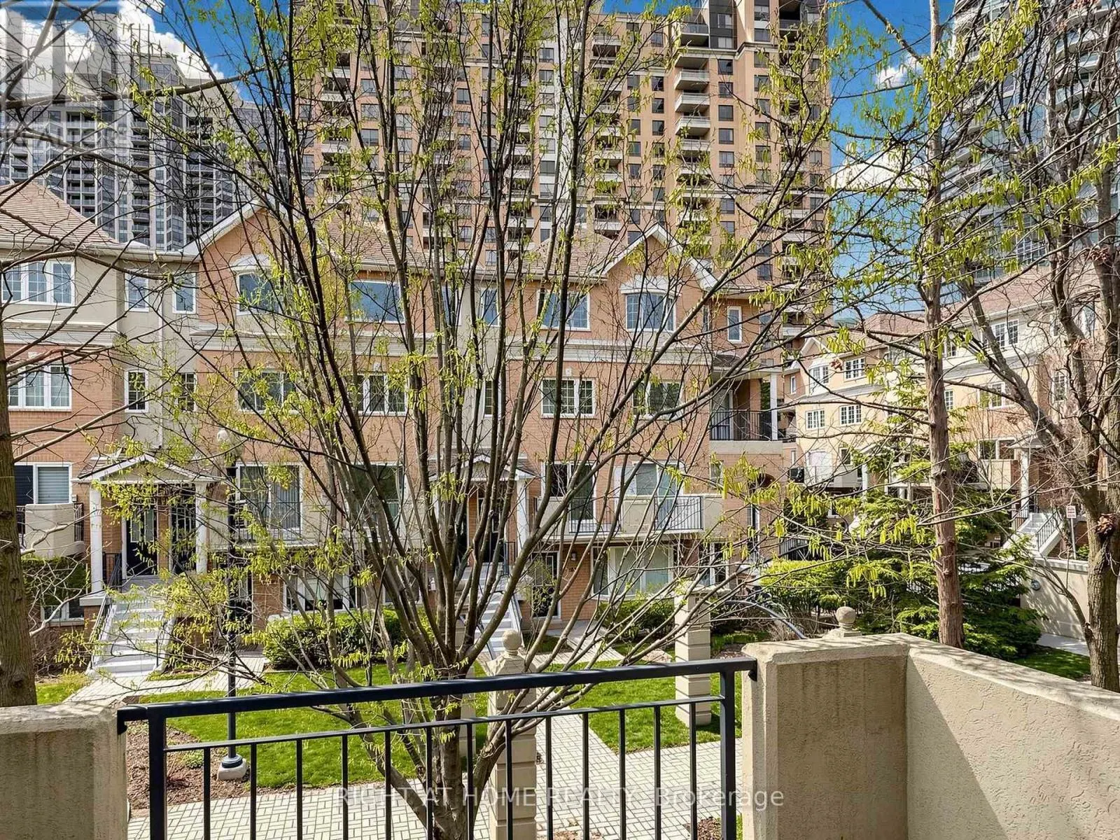 1520 - 28 SOMMERSET WAY
