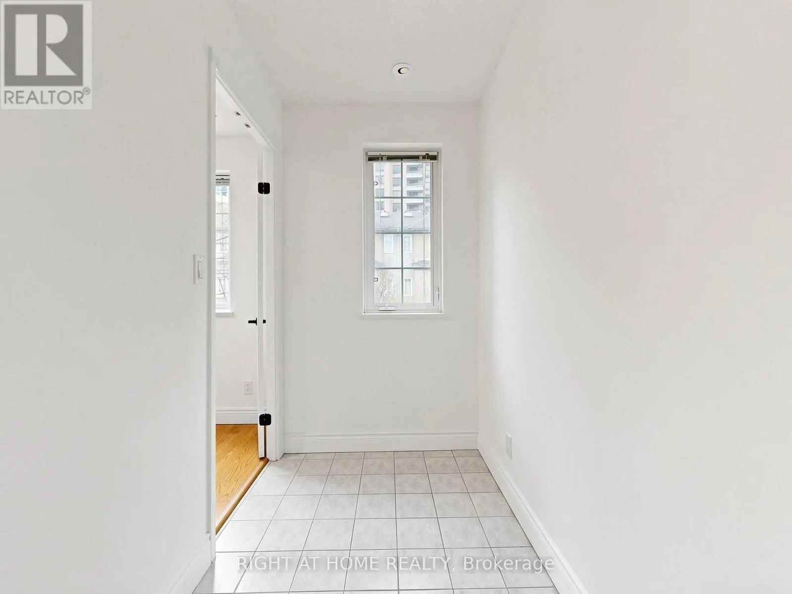 1520 - 28 SOMMERSET WAY