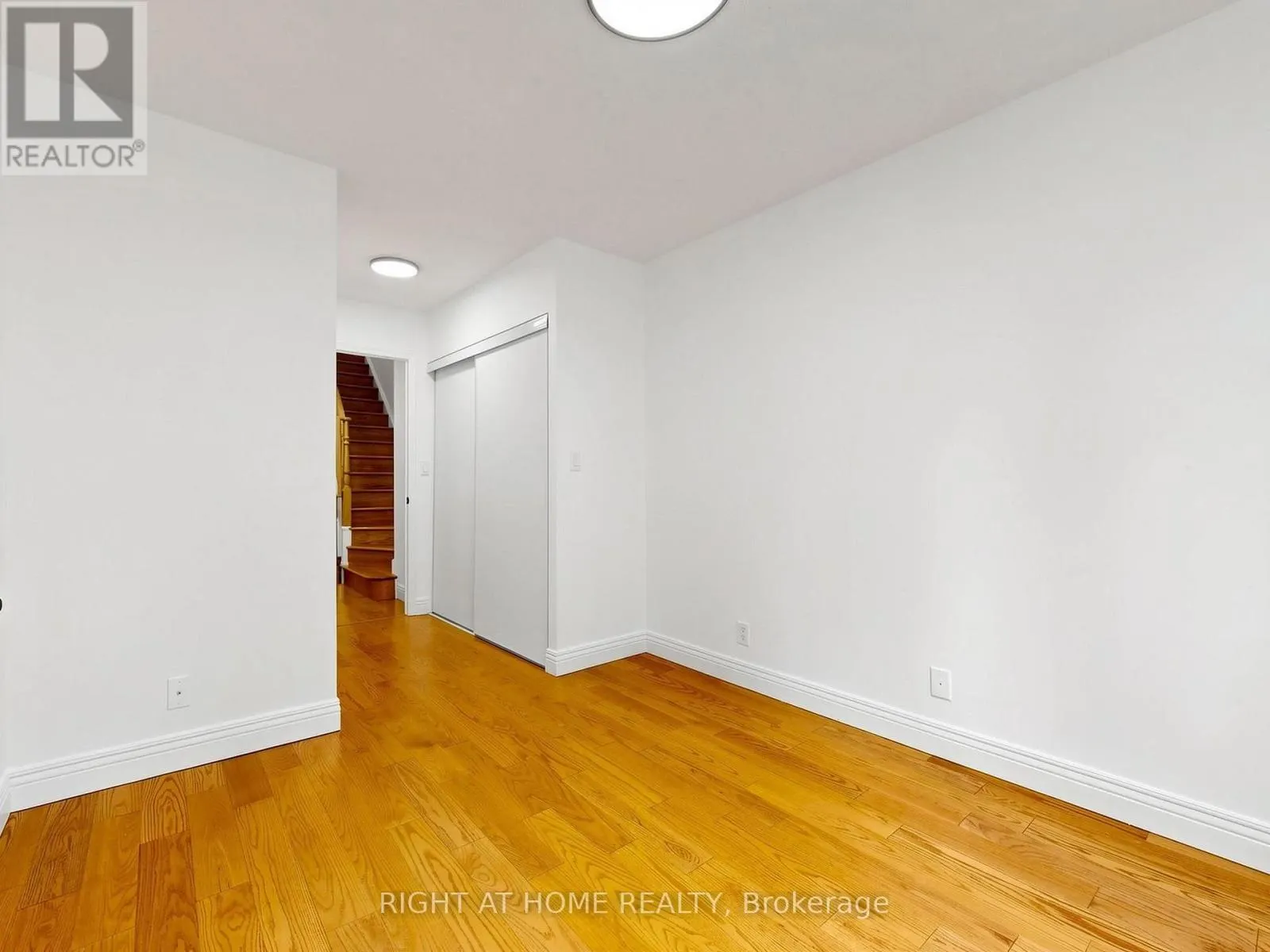 1520 - 28 SOMMERSET WAY