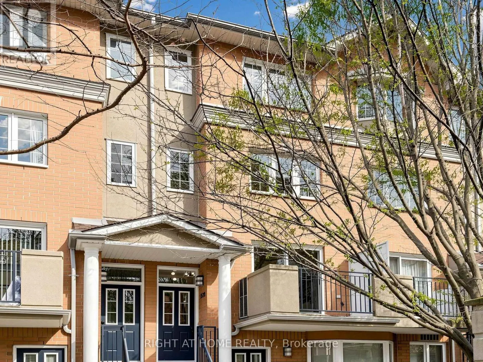 1520 - 28 SOMMERSET WAY