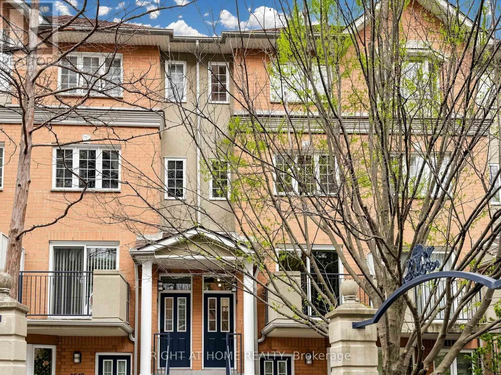 1520 - 28 SOMMERSET WAY