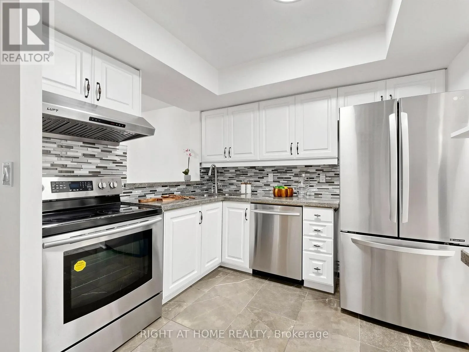1520 - 28 SOMMERSET WAY