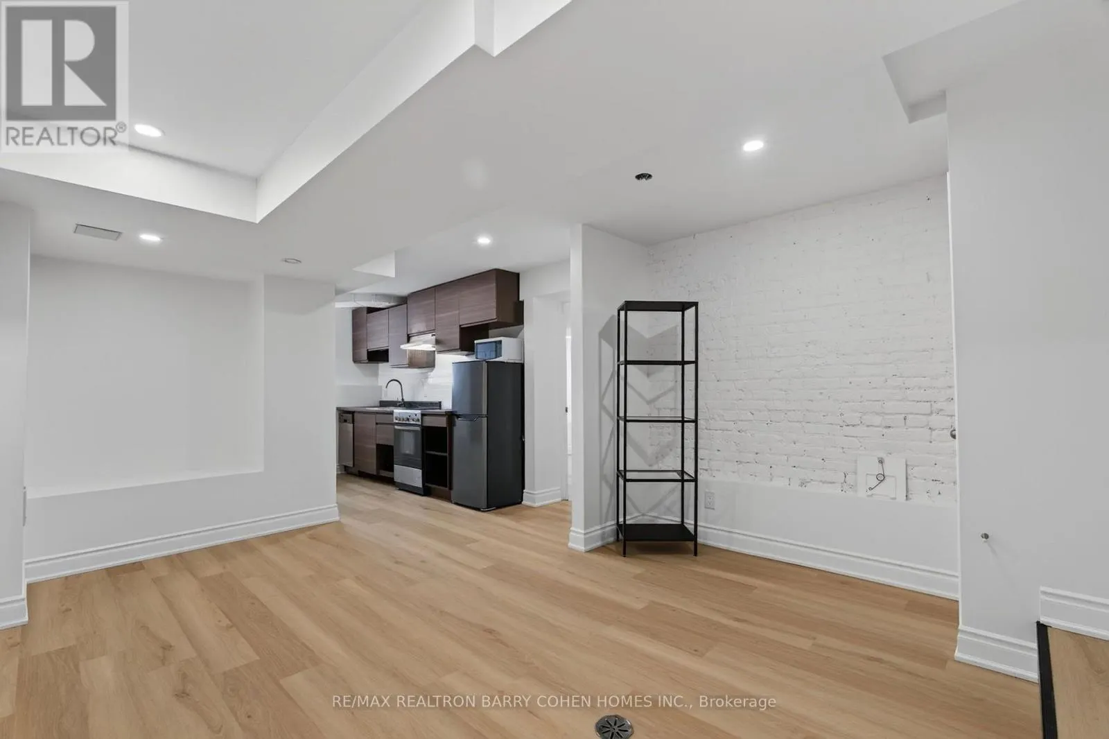 LOWER - 371 HOWLAND AVENUE