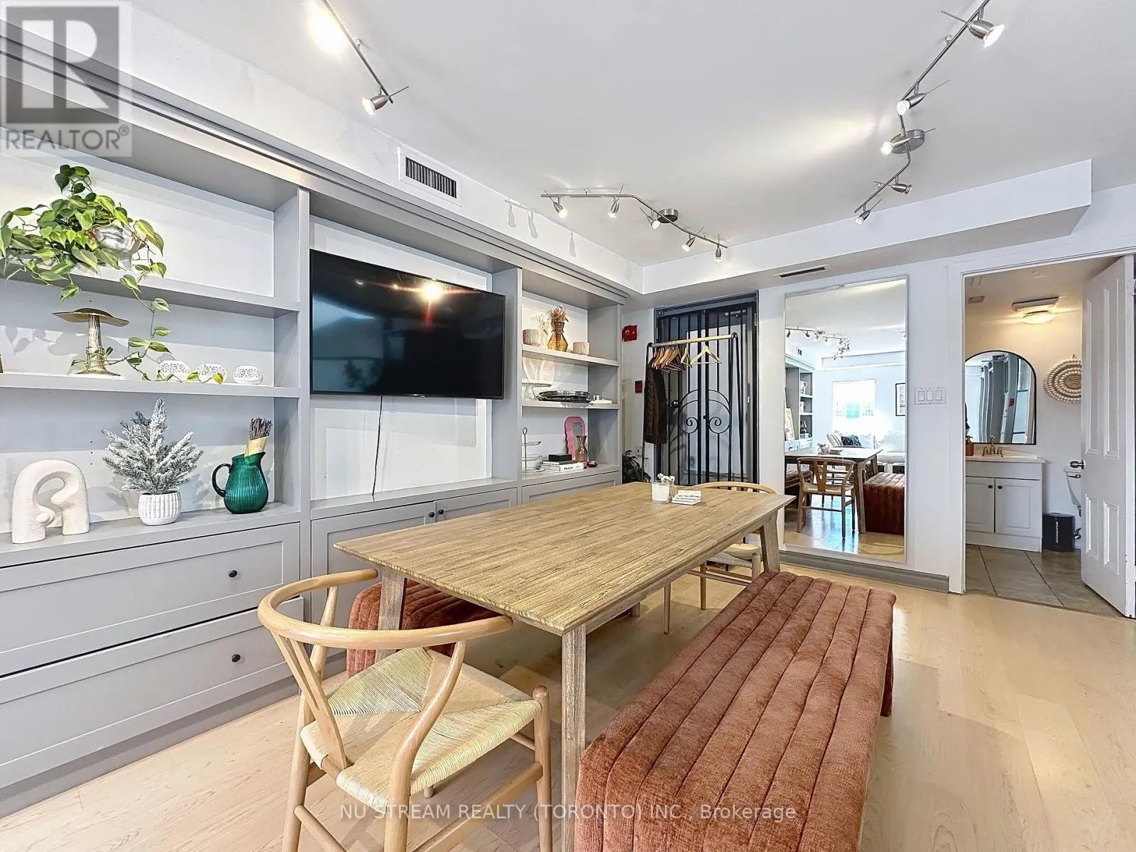 201 - 1110 YONGE STREET