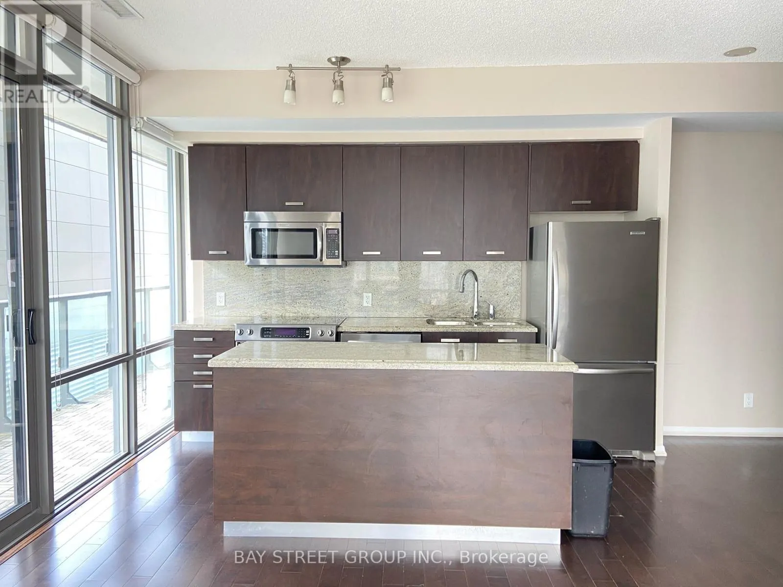 1410 - 832 BAY STREET