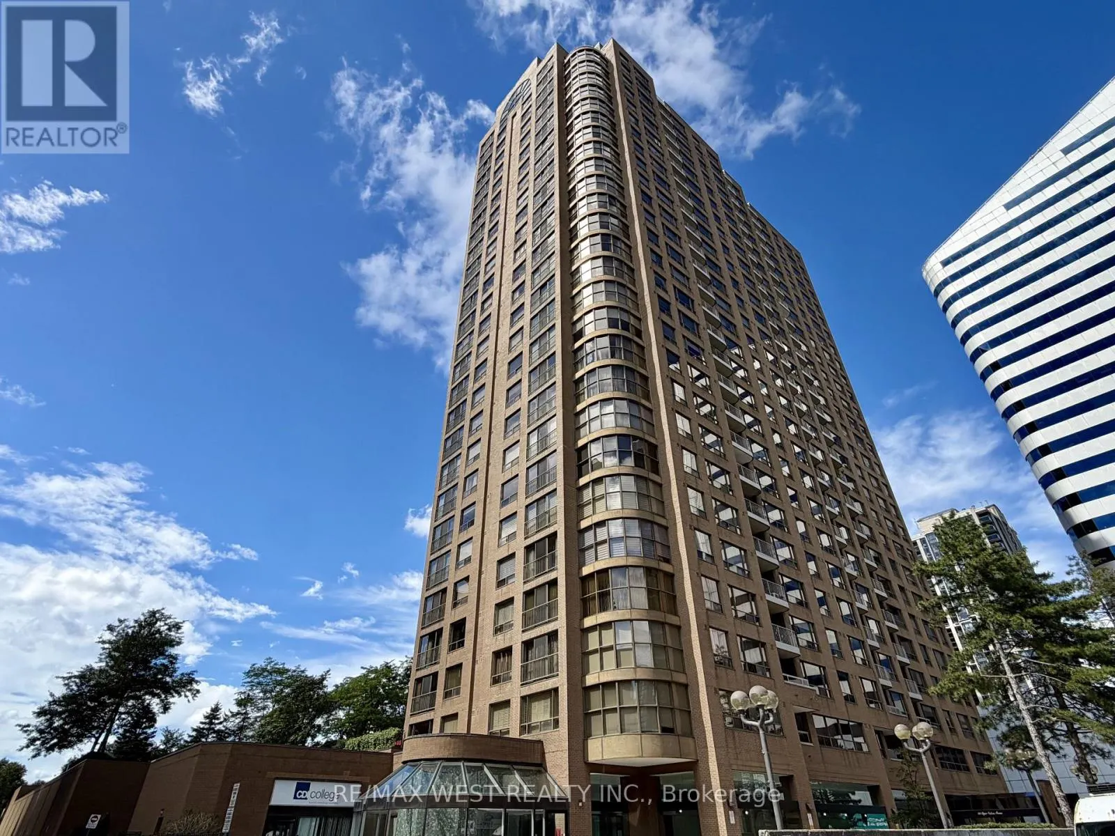 2405 - 100 UPPER MADISON AVENUE